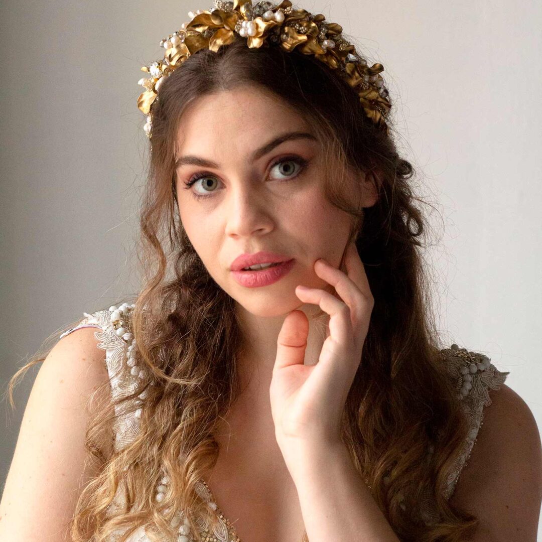 Tiara Susan oro perlas pedrería flores hojas boda novia invitada