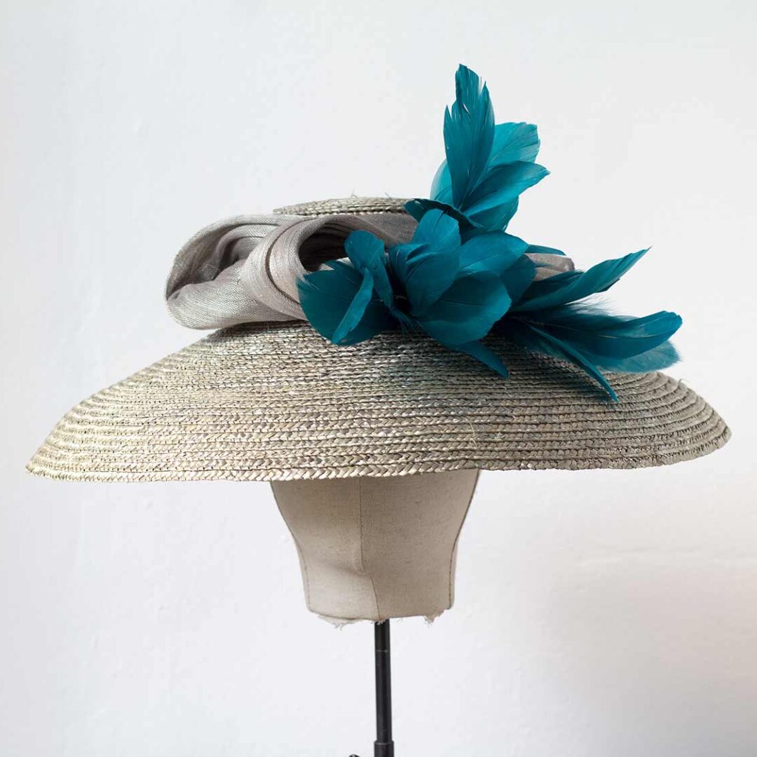 Pamela Cornualles plumas azules