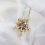 Primer plano de una horquilla de joyería de latón con cristales personalizables
