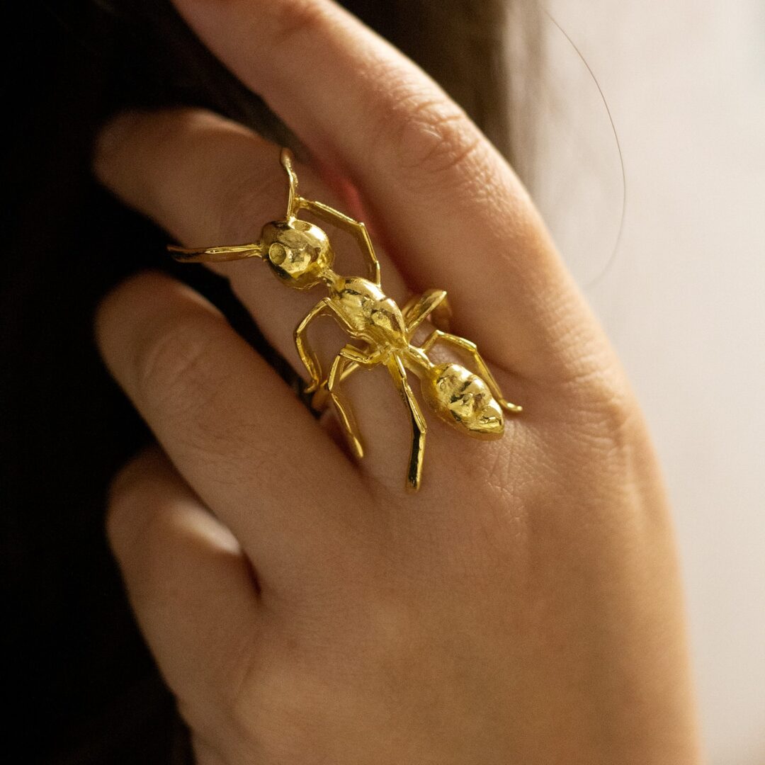 Anillo hormina dorada Larrier studio
