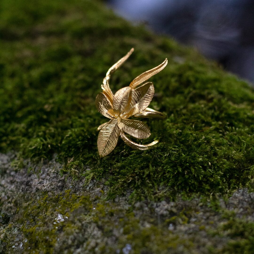 anillo flor tepadora dorada larrier studio