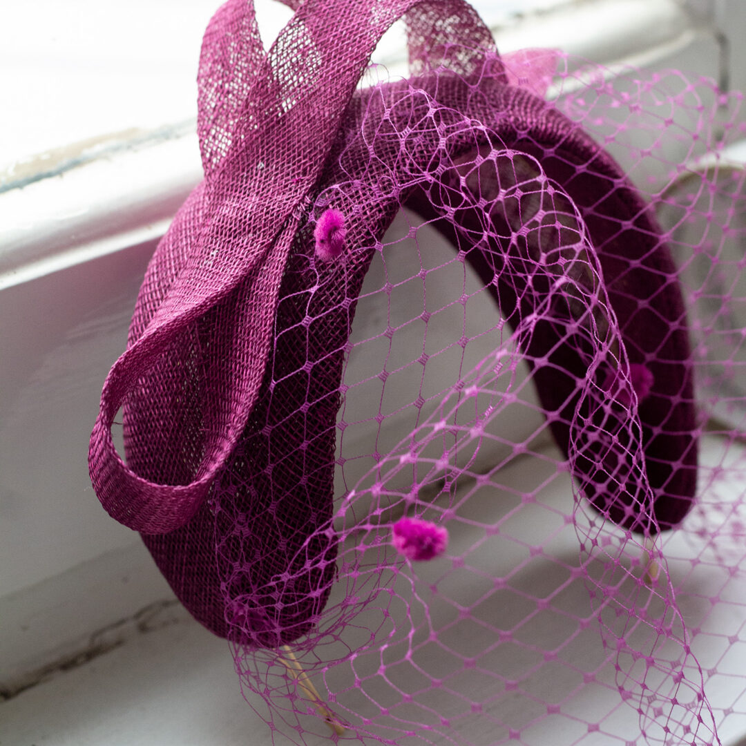 tocado horma diadema burdeos morada boda evento Larrier studio artesanal
