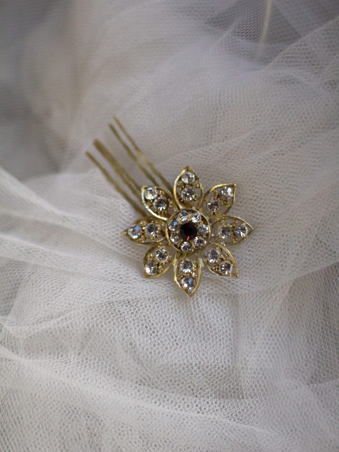 Peineta tudor simple horquilla novia boda invitada evento artesanal Larrier studio detalle dorada roja