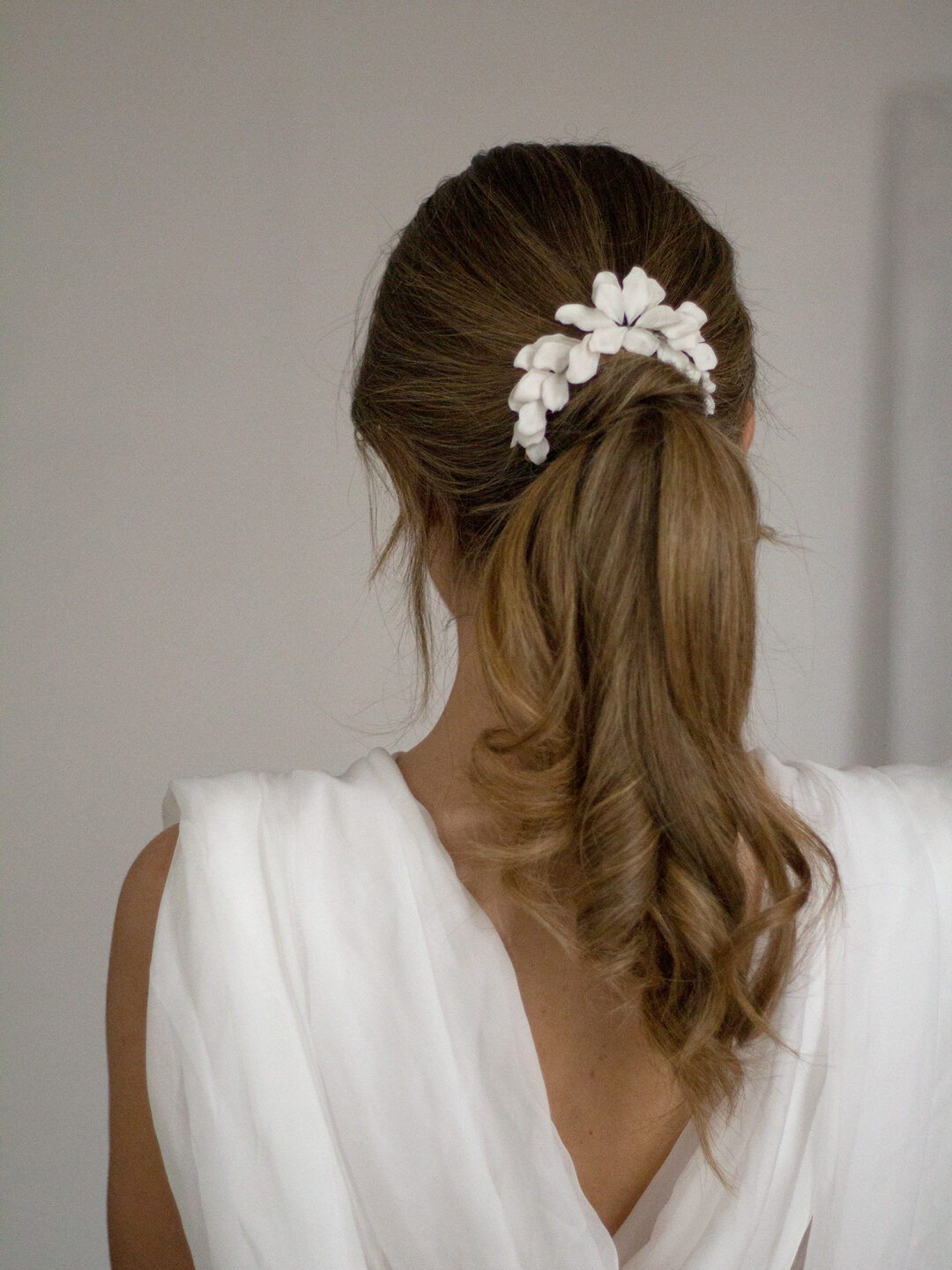 Peineta de pétalos envolvente